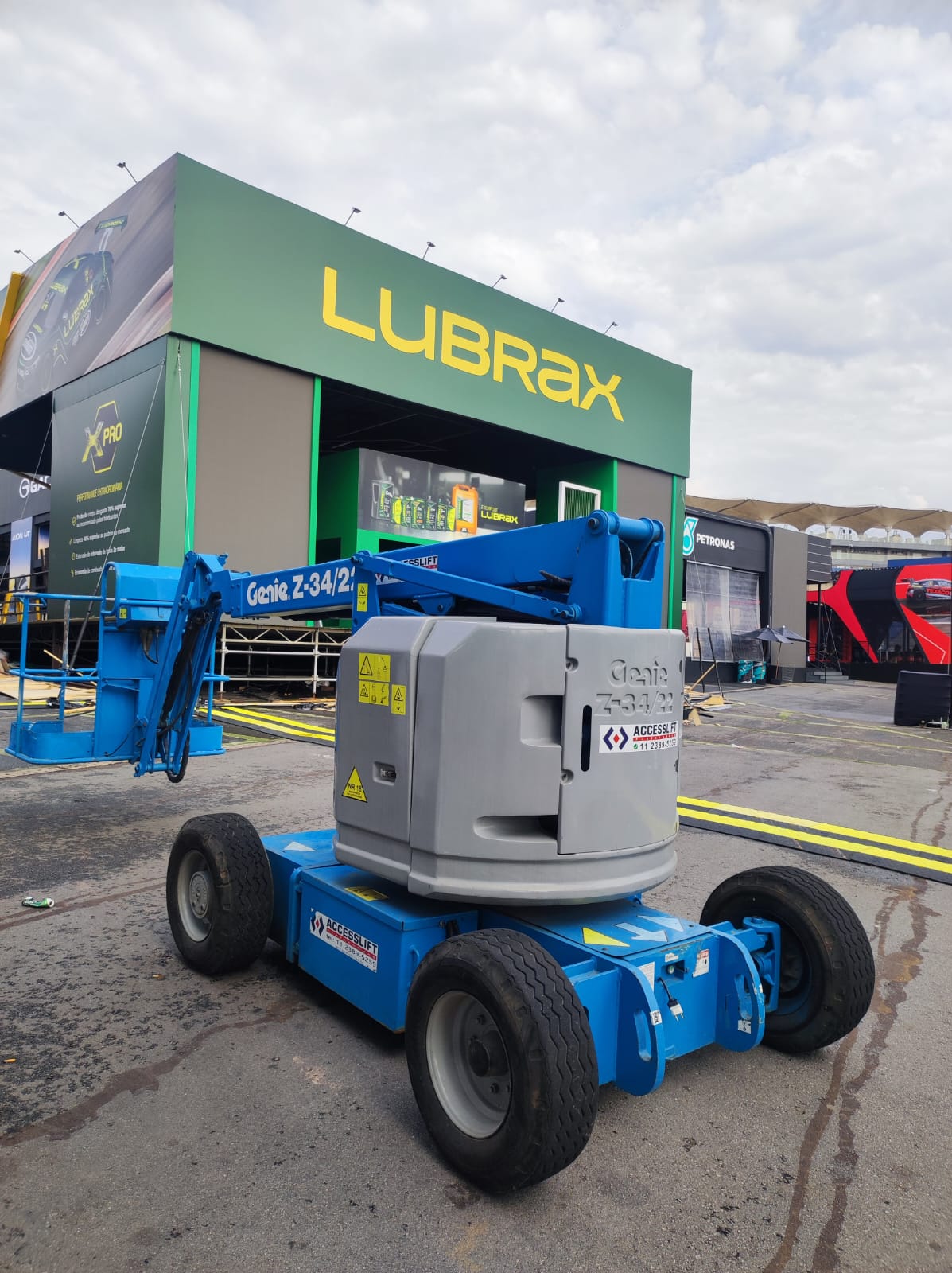Plataforma articulada Genie Z-34/22 da Accesslift junto ao estande Lubrax