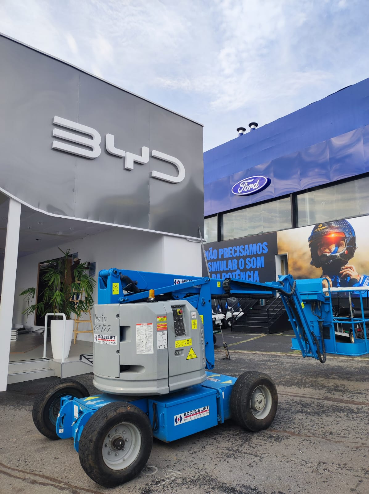 Plataforma articulada Genie Z-34/22 da Accesslift junto aos estandes BYD e Ford