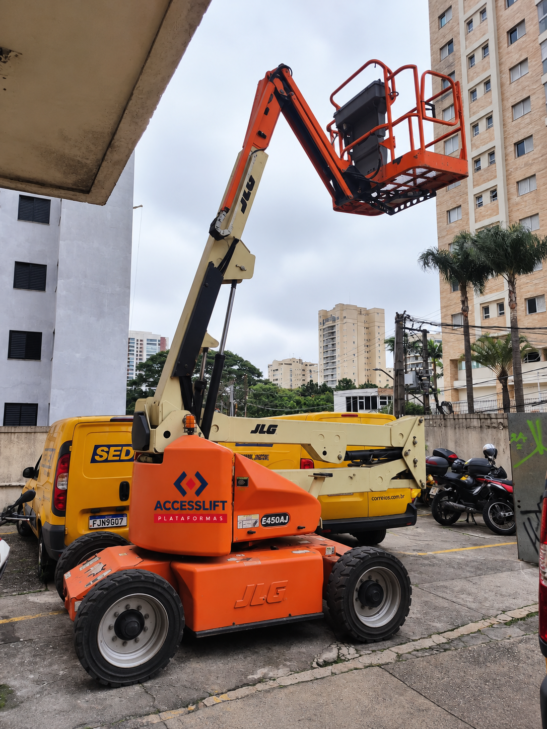 Plataforma articulada JLG E450AJ da Accesslift com lança elevada