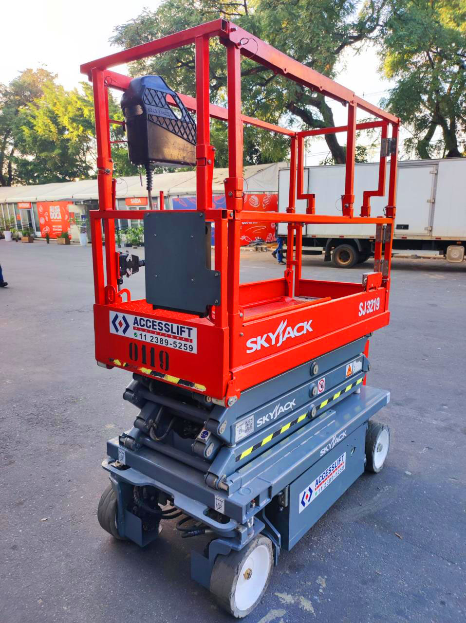 Vista frontal da plataforma Skyjack SJ3219 E