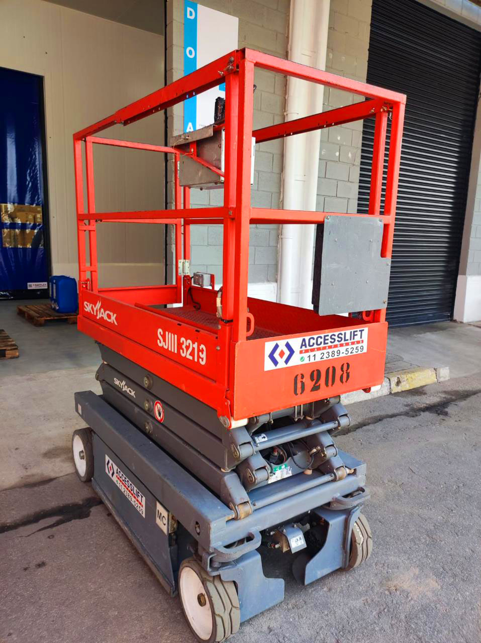 Vista lateral da plataforma Skyjack SJ3219 E
