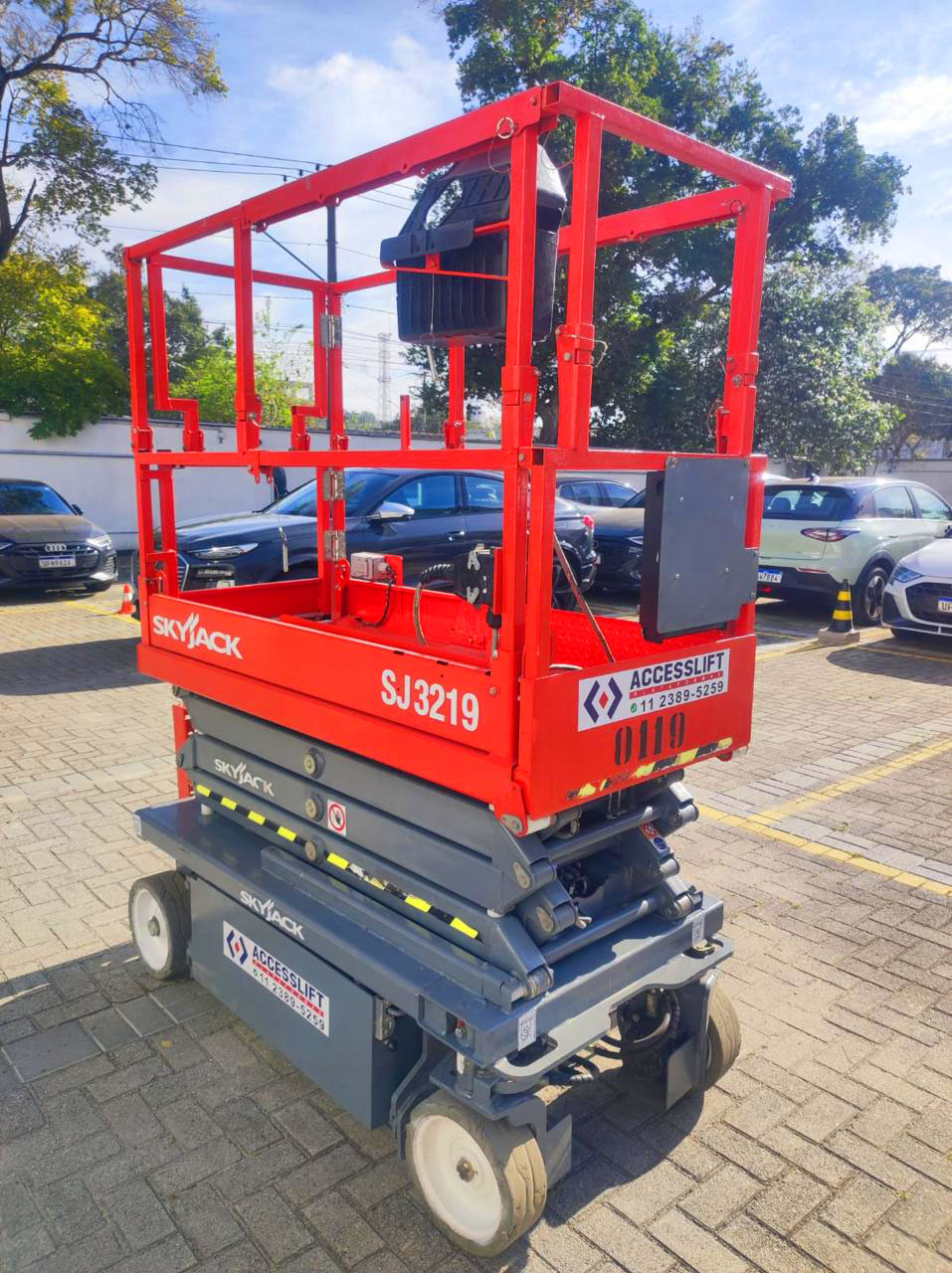 Plataforma tesoura Skyjack SJ3219 E em operação