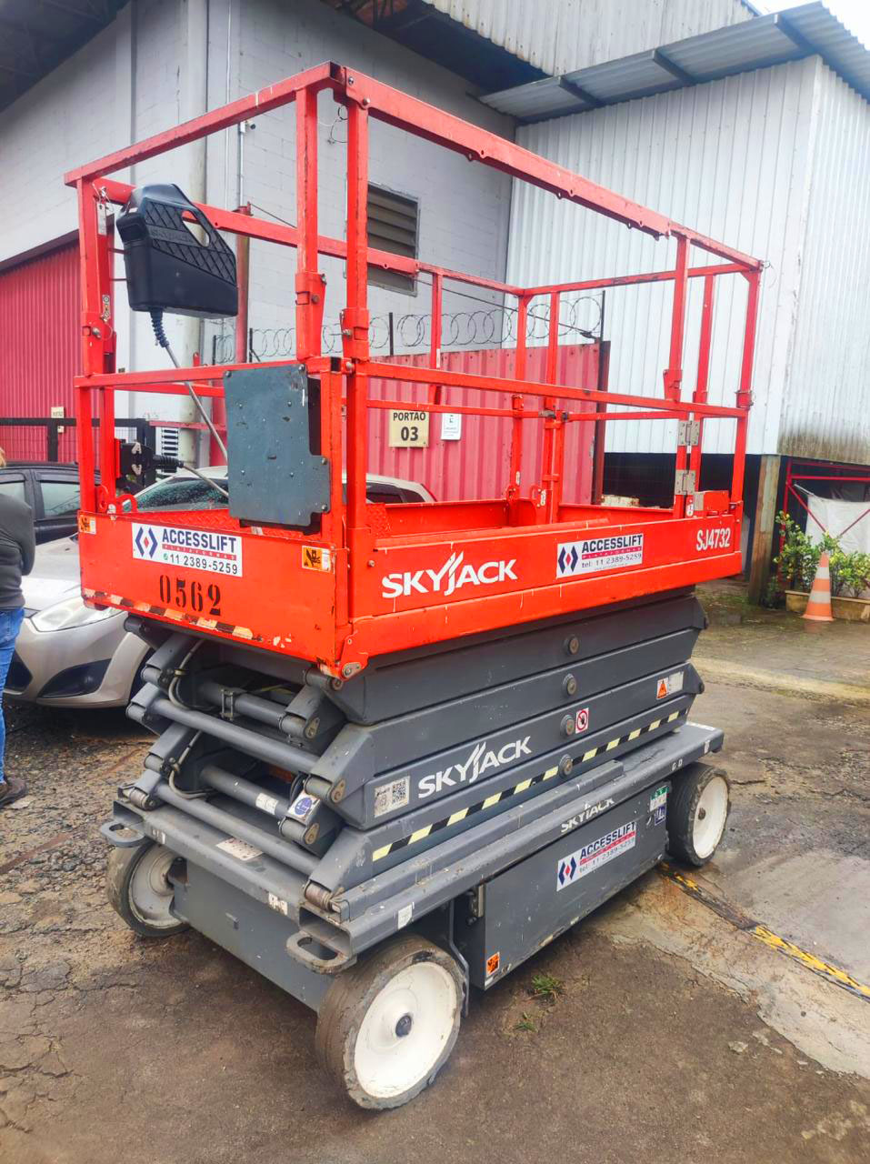 Vista lateral da plataforma Skyjack SJ4732 E