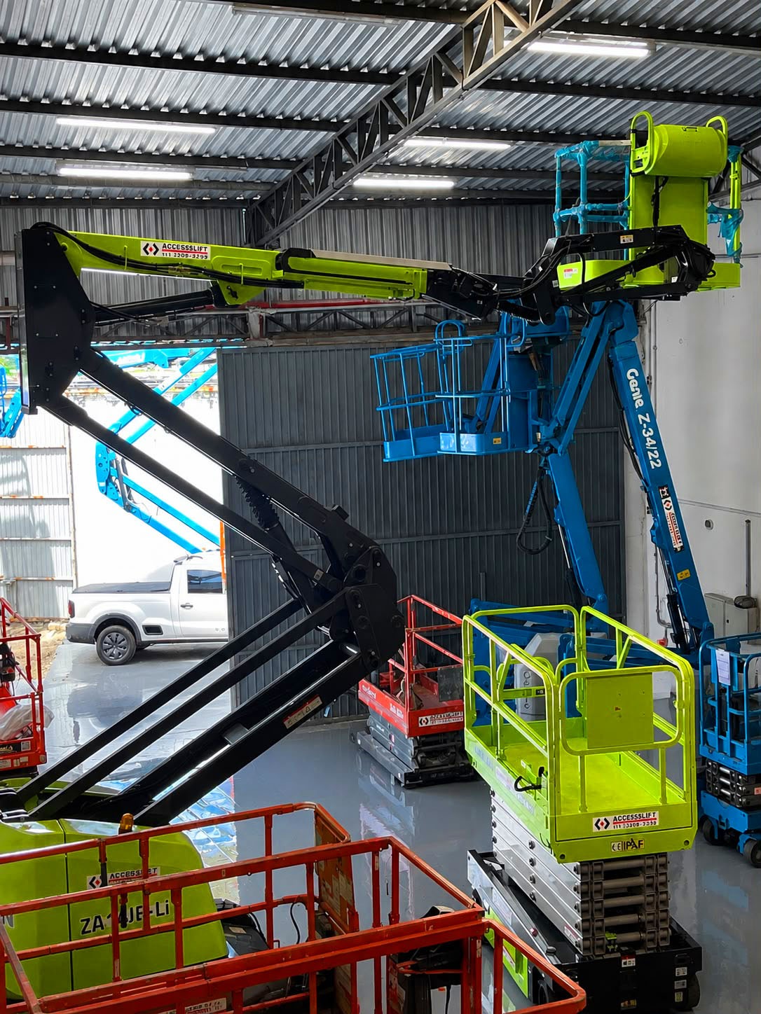 Plataformas elevatórias Accesslift em galpão operacional